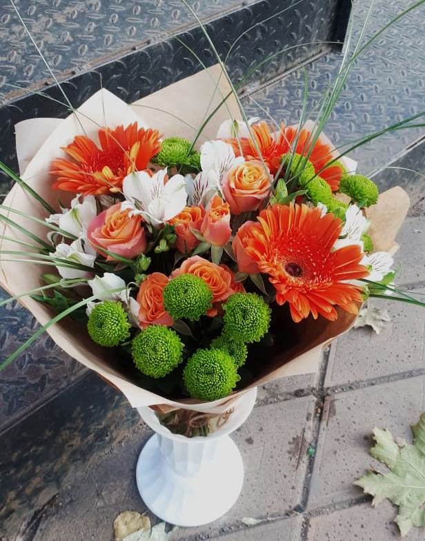 Букет огненно-рыжий в Ульяновске Букет цветов из: Герберы, Хризантемы, Альстромерии и Розы в Ульяновске