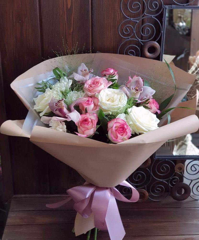 Букет майское утро в Ульяновске Букет цветов из: Гвоздики, Орхидеи, Розы и Хризантемы в Ульяновске