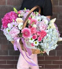 Цветочная композиция из Розы, Хризантемы, Пионы и Лизиантусы в корзине в Ульяновске
