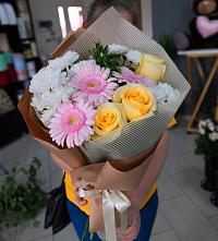Букет цветов из:  Герберы, Розы и Хризантемы в Ульяновске