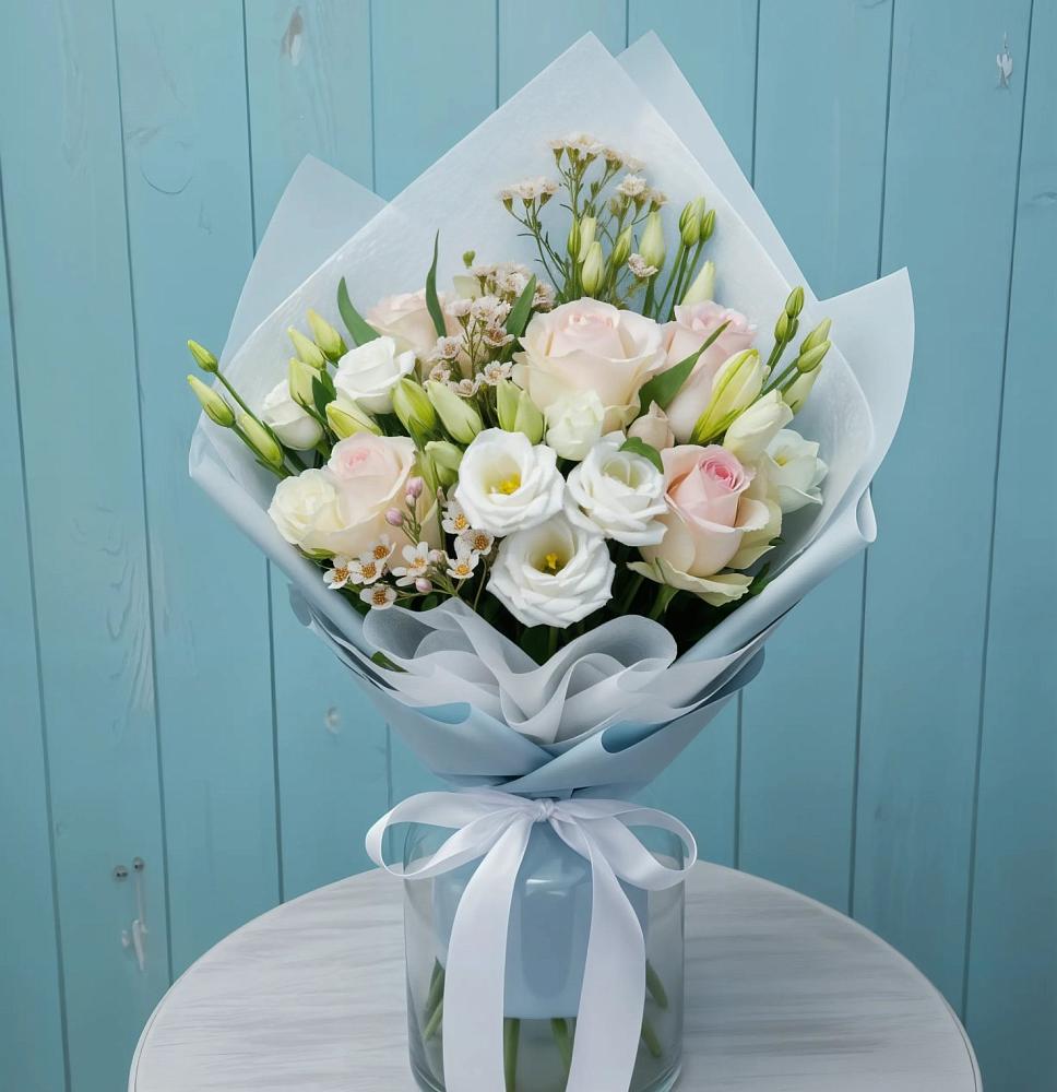 Букет очаровательный аромат в Ульяновске Букет цветов из: Розы и Лизиантусы в Ульяновске