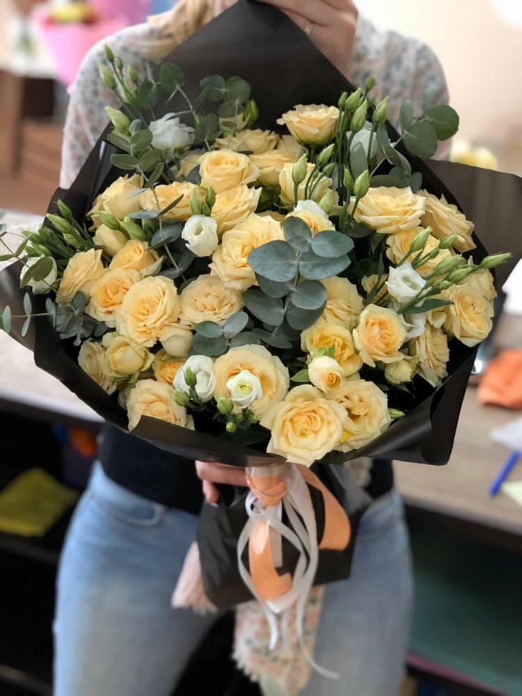 Букет птица счастья в Ульяновске Букет цветов из: Розы и Лизиантусы в Ульяновске