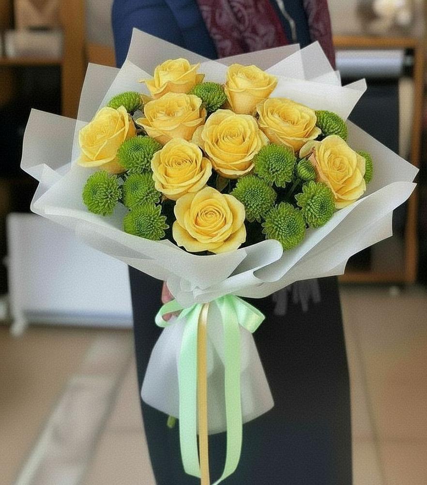 Букет сочно-зеленый в Ульяновске Букет цветов из: Хризантемы и Розы в Ульяновске