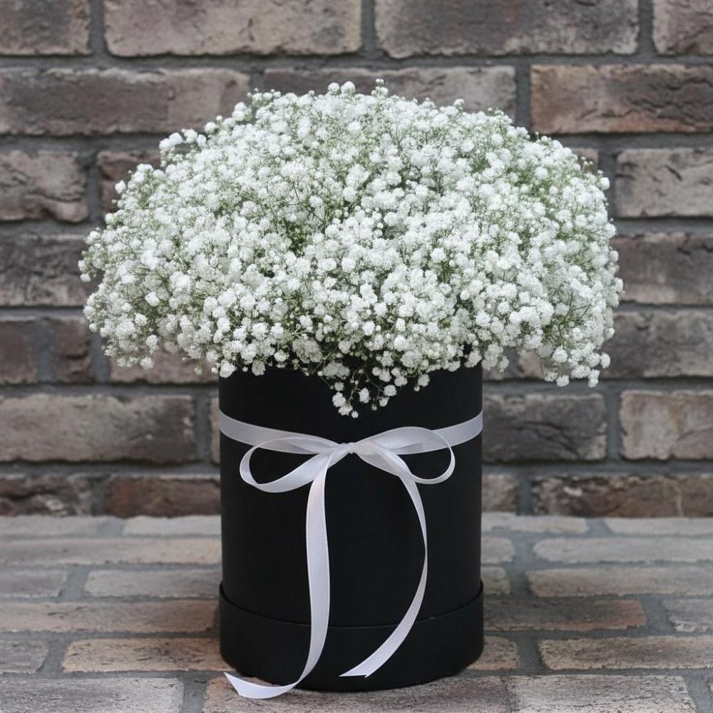 Цветочная композиция из Гипсофила в шляпной коробке в Ульяновске