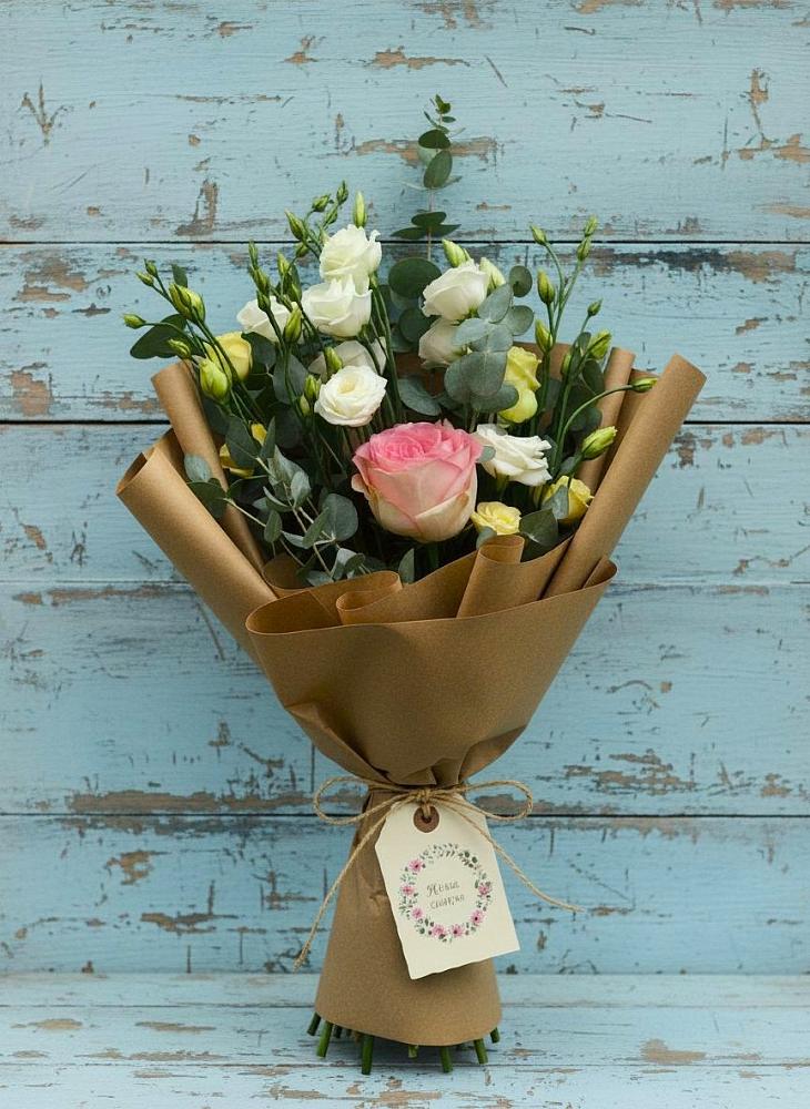 Букет нежный привет в Ульяновске Букет цветов из: Розы и Лизиантусы в Ульяновске