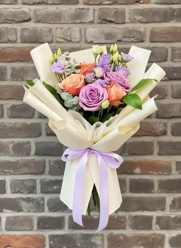 Букет цветов из: Лизиантусы и Розы в Ульяновске