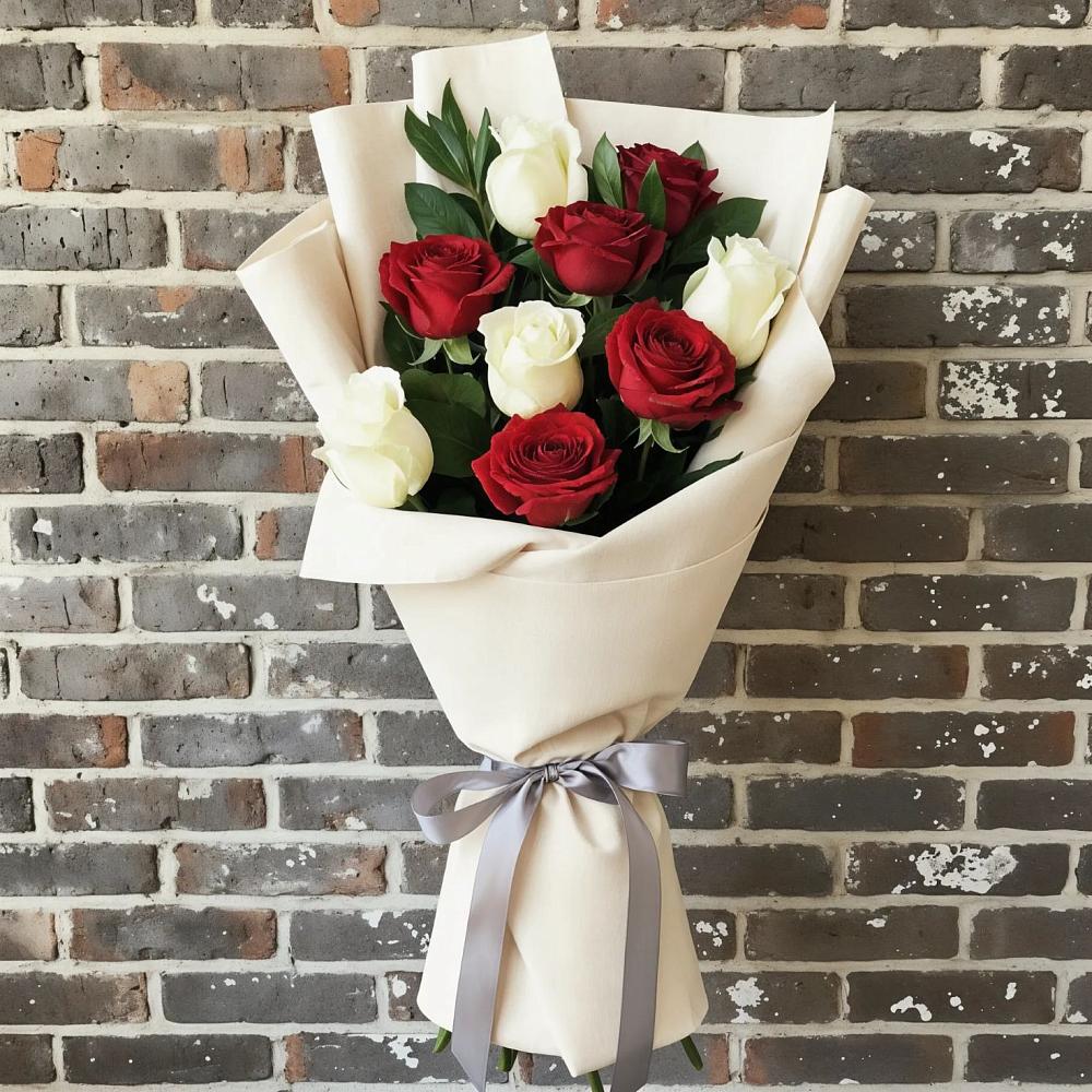 Букет красно-белые розы в Ульяновске Букет цветов из: Розы в Ульяновске