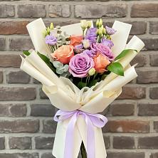 Букет цветов из:  Лизиантусы и Розы в Ульяновске