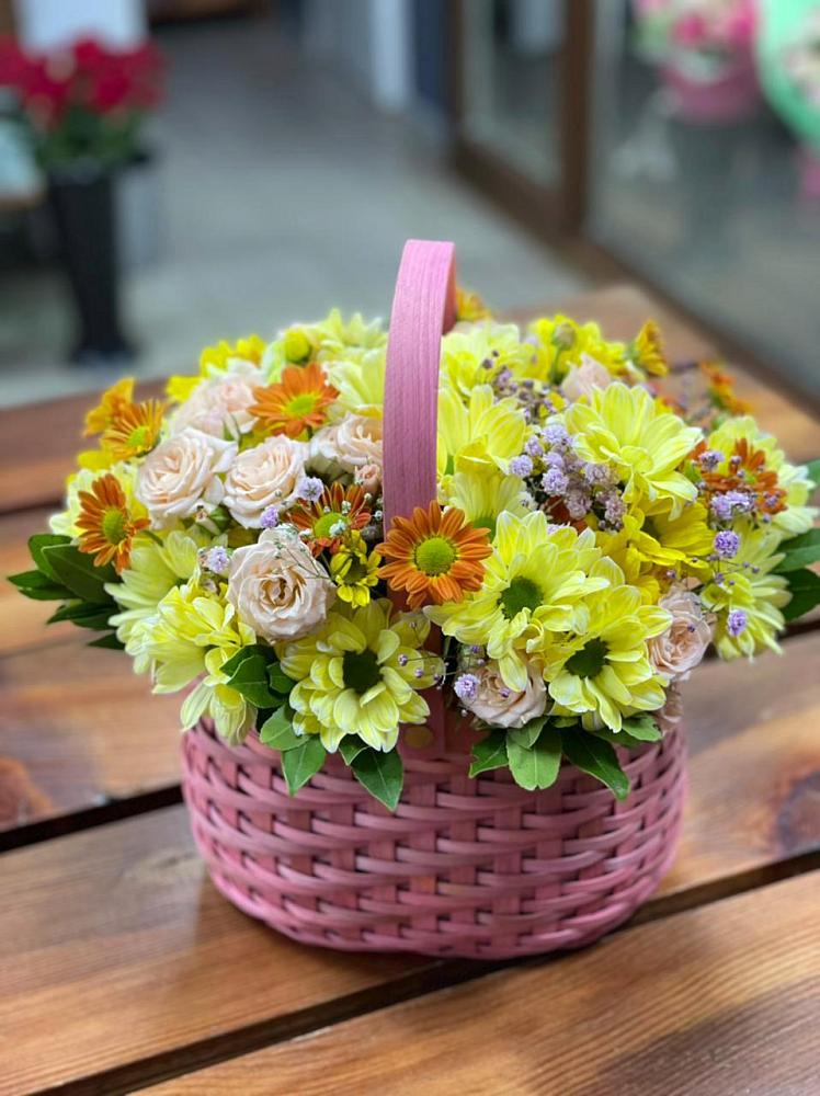 Цветочная композиция из Хризантемы и Розы в корзине в Ульяновске