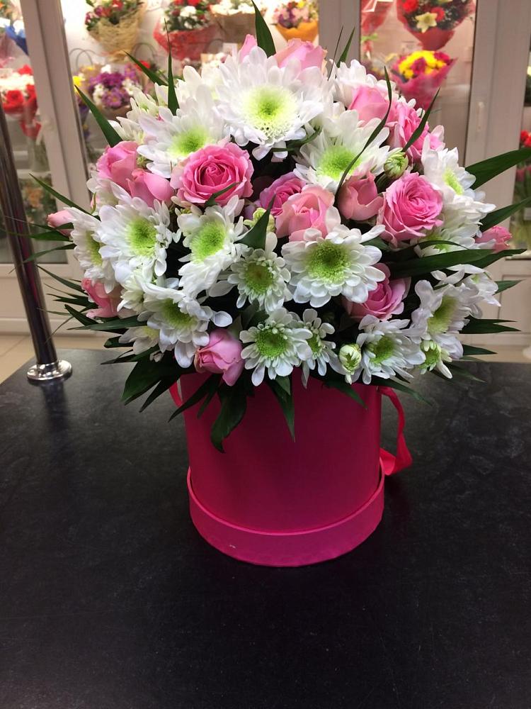 Композиция грация в Ульяновске Цветочная композиция из Розы и Хризантемы в шляпной коробке в Ульяновске