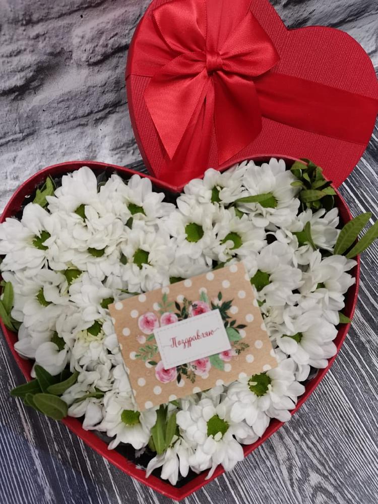 Композиция сплетение судьбы в Ульяновске Цветочная композиция из Хризантемы в виде сердца в Ульяновске