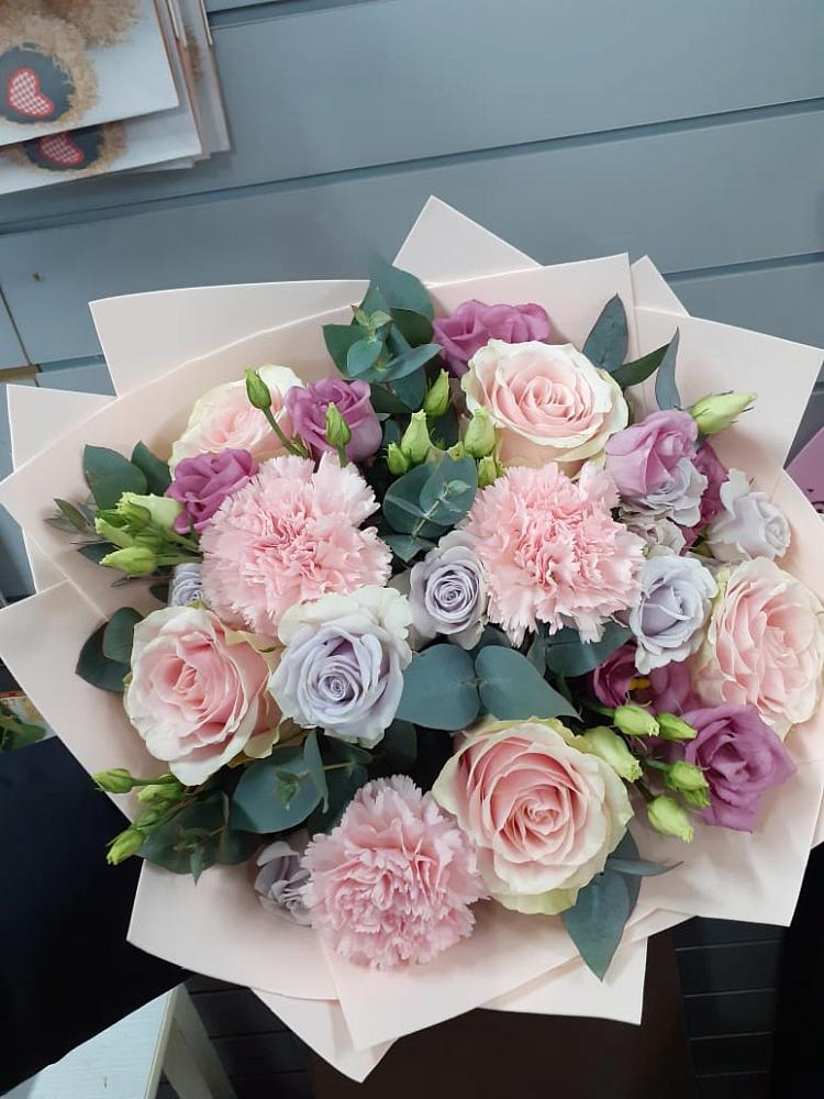 Букет обаятельный в Ульяновске Букет цветов из: Розы, Гвоздики и Лизиантусы в Ульяновске