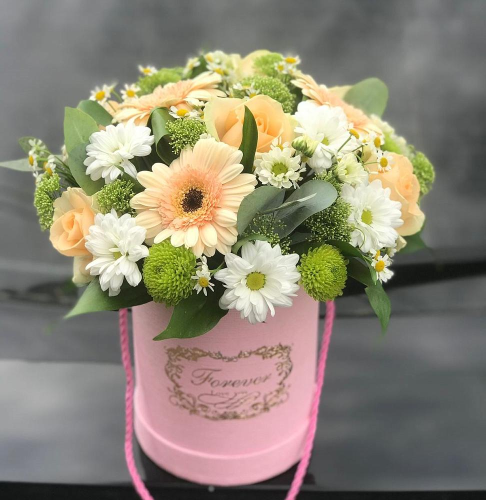 Композиция маленькая прелесть в Ульяновске Цветочная композиция из Розы, Герберы и Хризантемы в шляпной коробке в Ульяновске