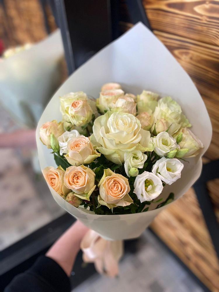 Букет Летний бриз в Ульяновске Букет цветов из: Розы и Лизиантусы в Ульяновске