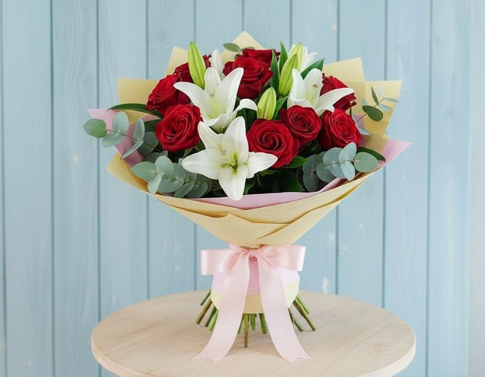 Букет Элегантная гармония в Ульяновске Букет цветов из: Лилии и Розы в Ульяновске